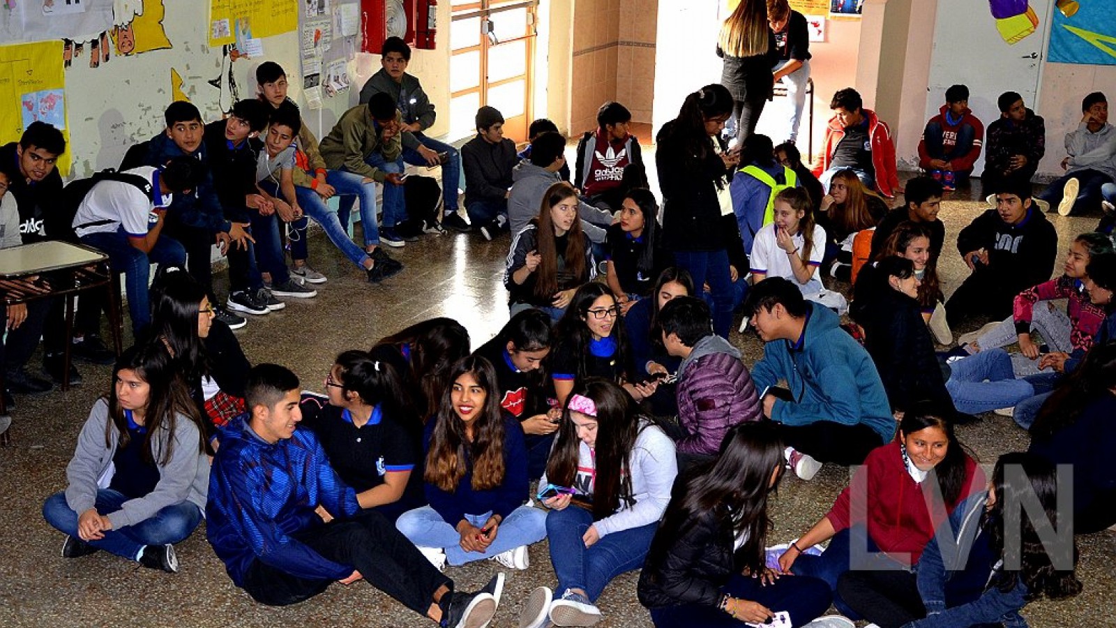 Sentada de alumnos de un colegio en Caleta Olivia por falta de calefacción